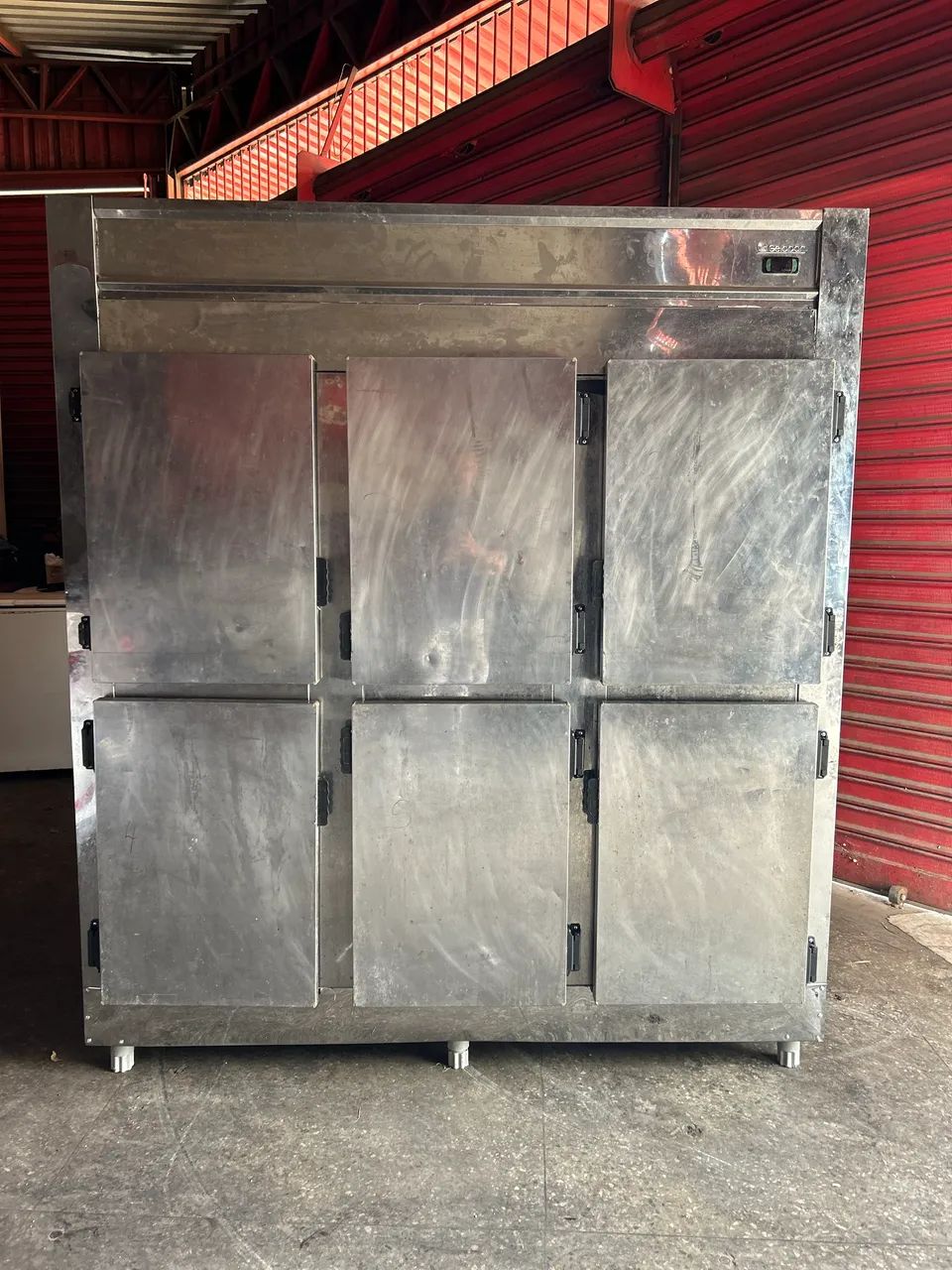 Câmara fria 6 portas para açougue ou distribuidora de bebidas.