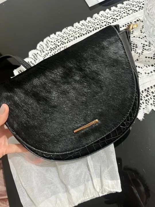 Bolsa de Ombro Preta em Couro - Semi Nova - Foto 2