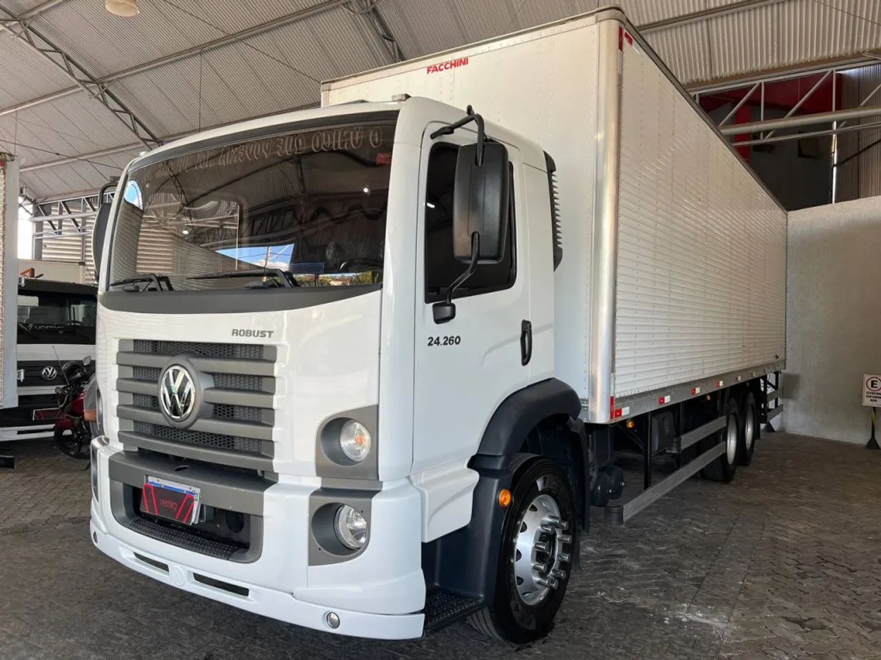 Caminhão VW 24.260 24260 Trucado 6x2 Baú 8.5 metros