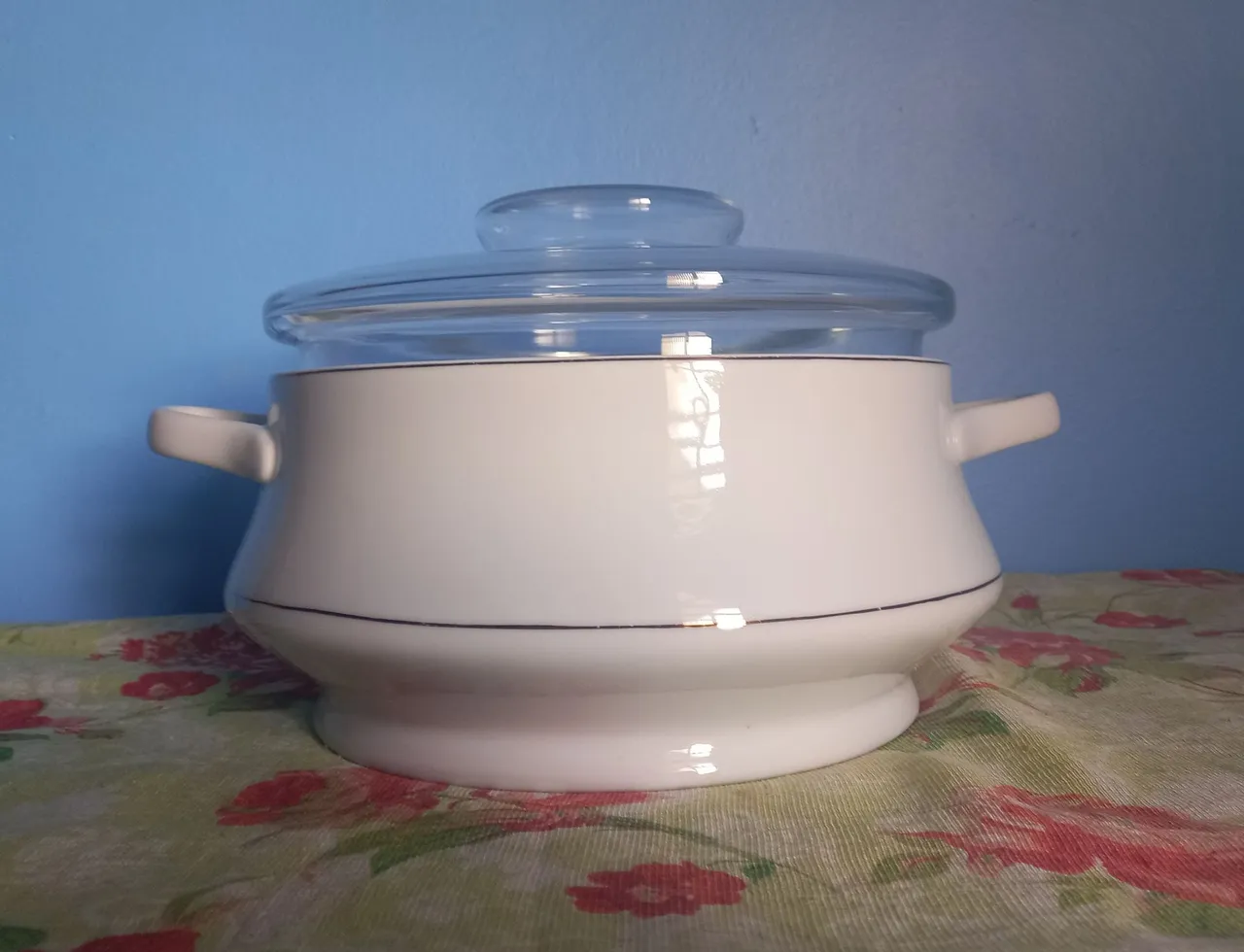 SOPEIRA EM PORCELANA VENDO ANTIGA SOPEIRA EM PORCELANA PARA USO DECORAÇÃO OU PARA