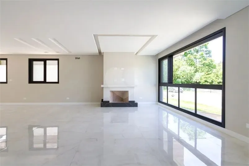 Sobrado para venda possui 354 metros quadrados com 3 quartos em Campo Comprido - Curitiba