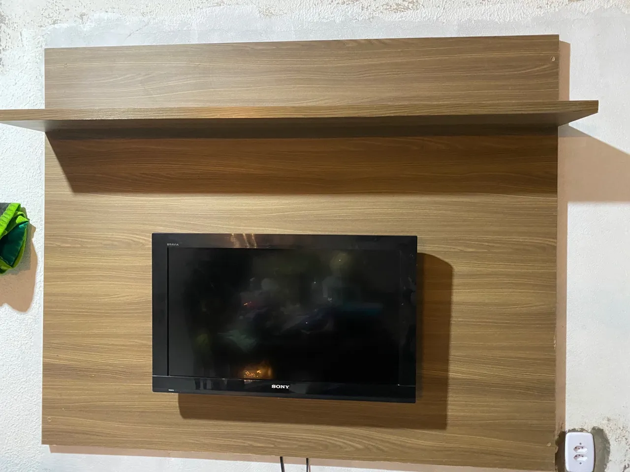 Painel para TV Amadeirado com Prateleira