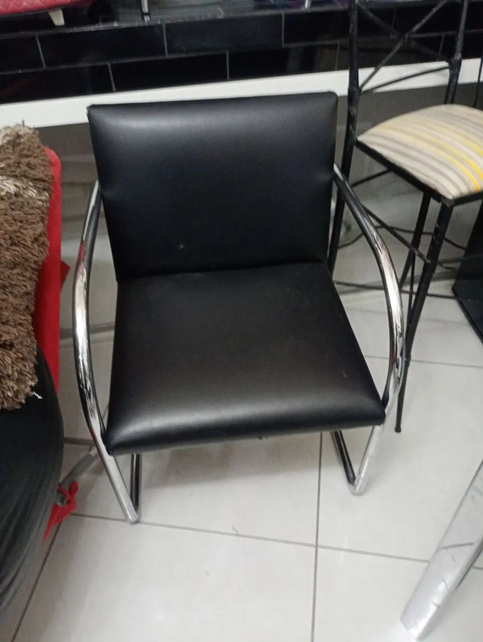 Cadeira preta com design moderno