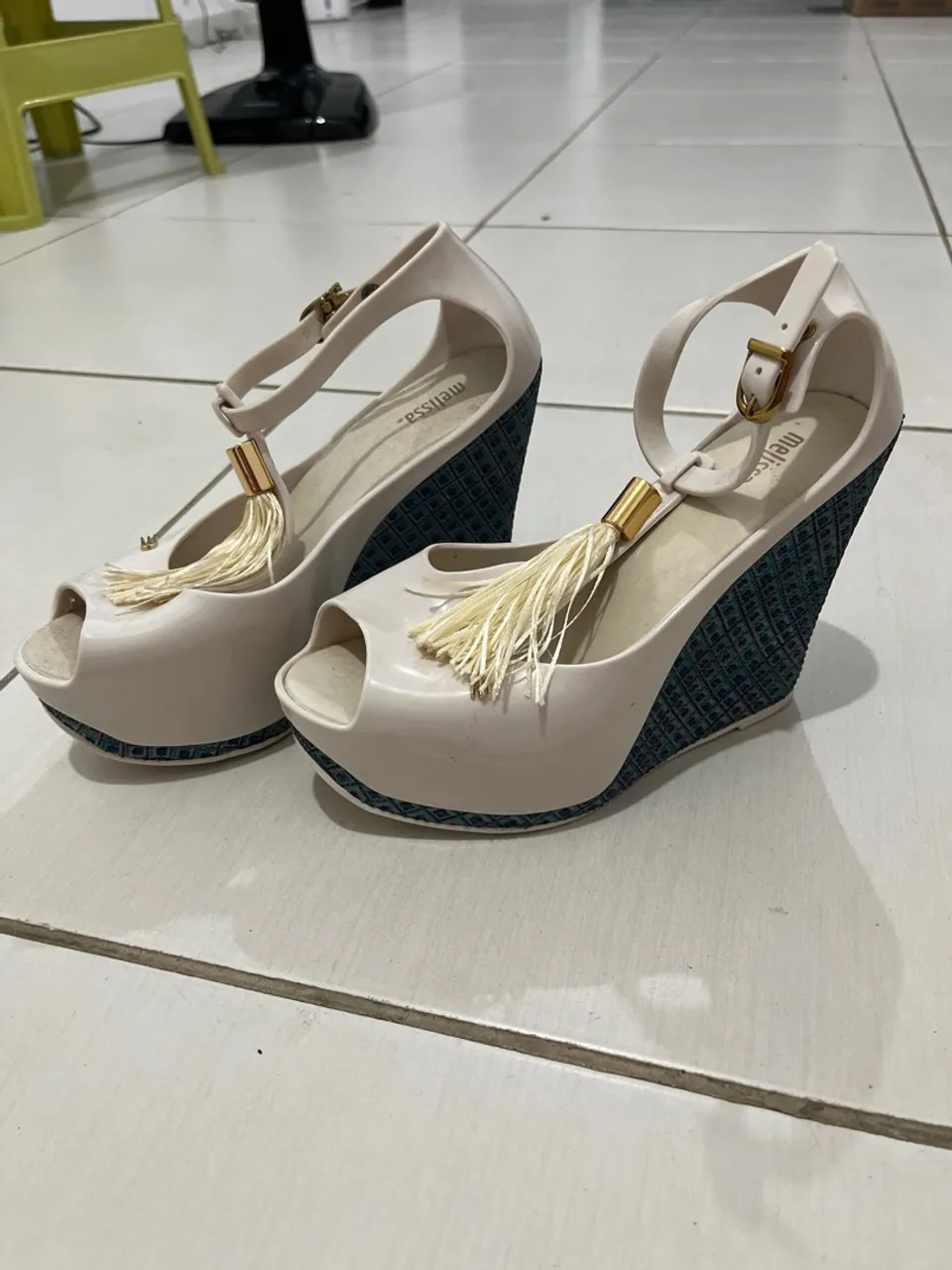 Sandália Melissa Branca e Azul com Detalhes