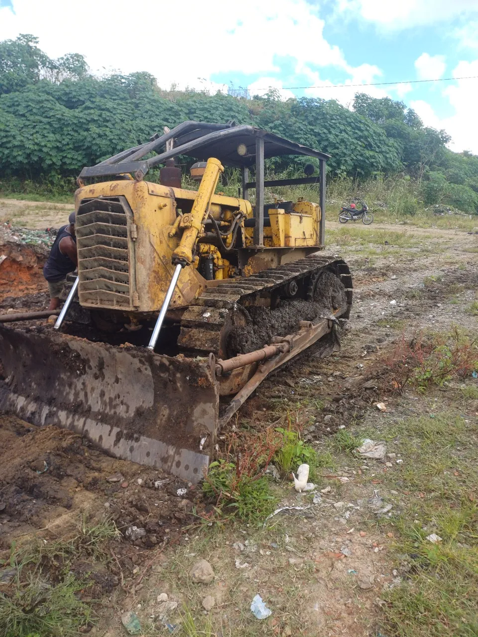 Trator D4 E 100% funcionando e trabalhando.