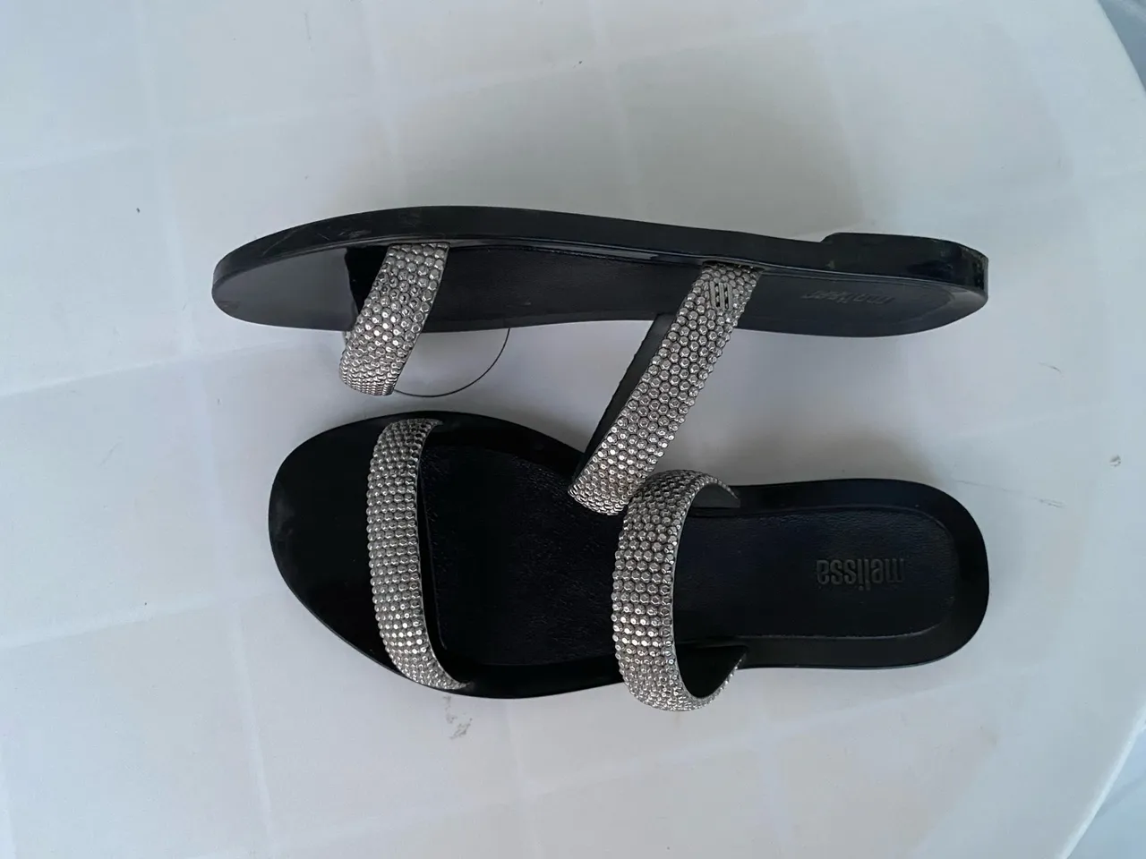 Sandália Melissa com detalhes em strass