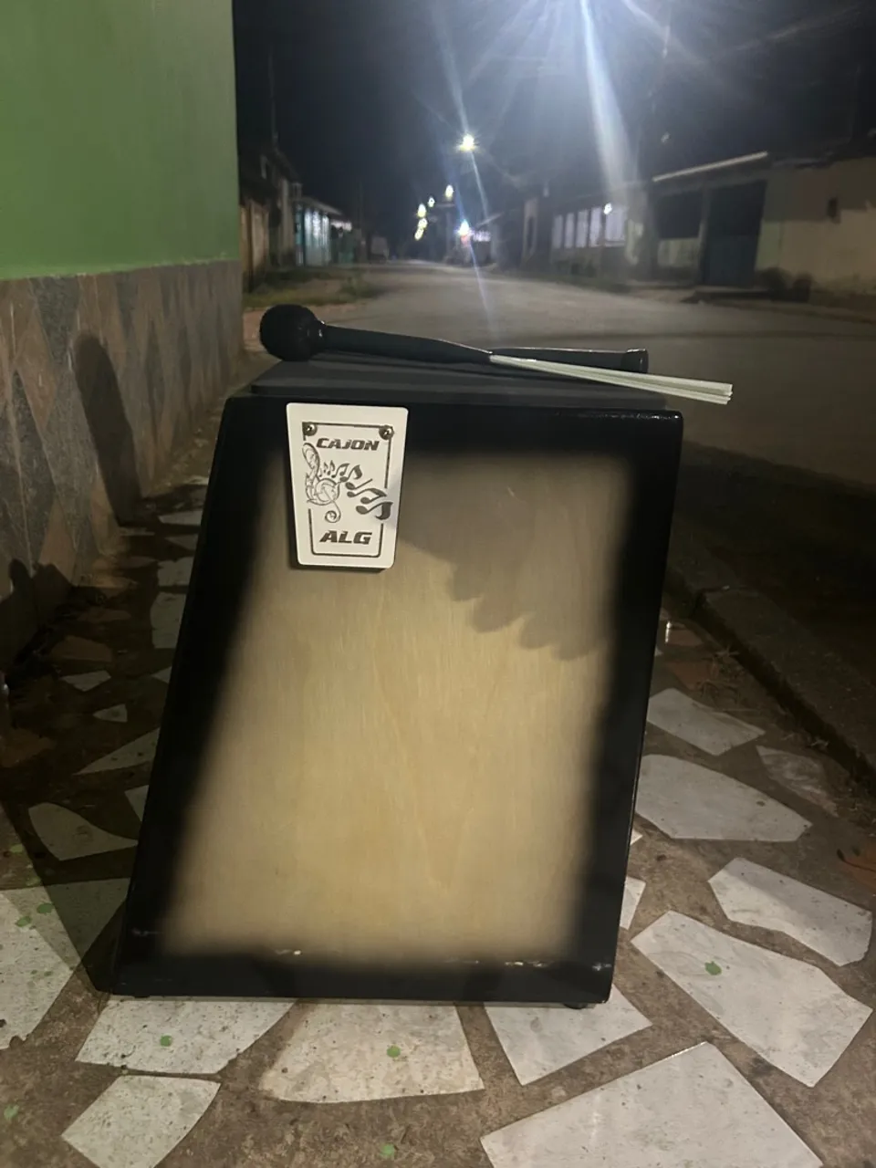 Cajon Artesanal com Baqueta e Microfone