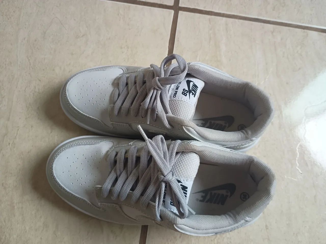  Vendo Tênis Nike Dunk Low cinza e branco  - Foto 4