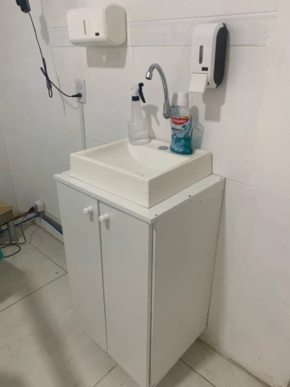 Lavatório com armário para comércio