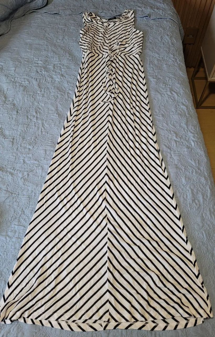Vestido listrado branco e preto - Foto 2