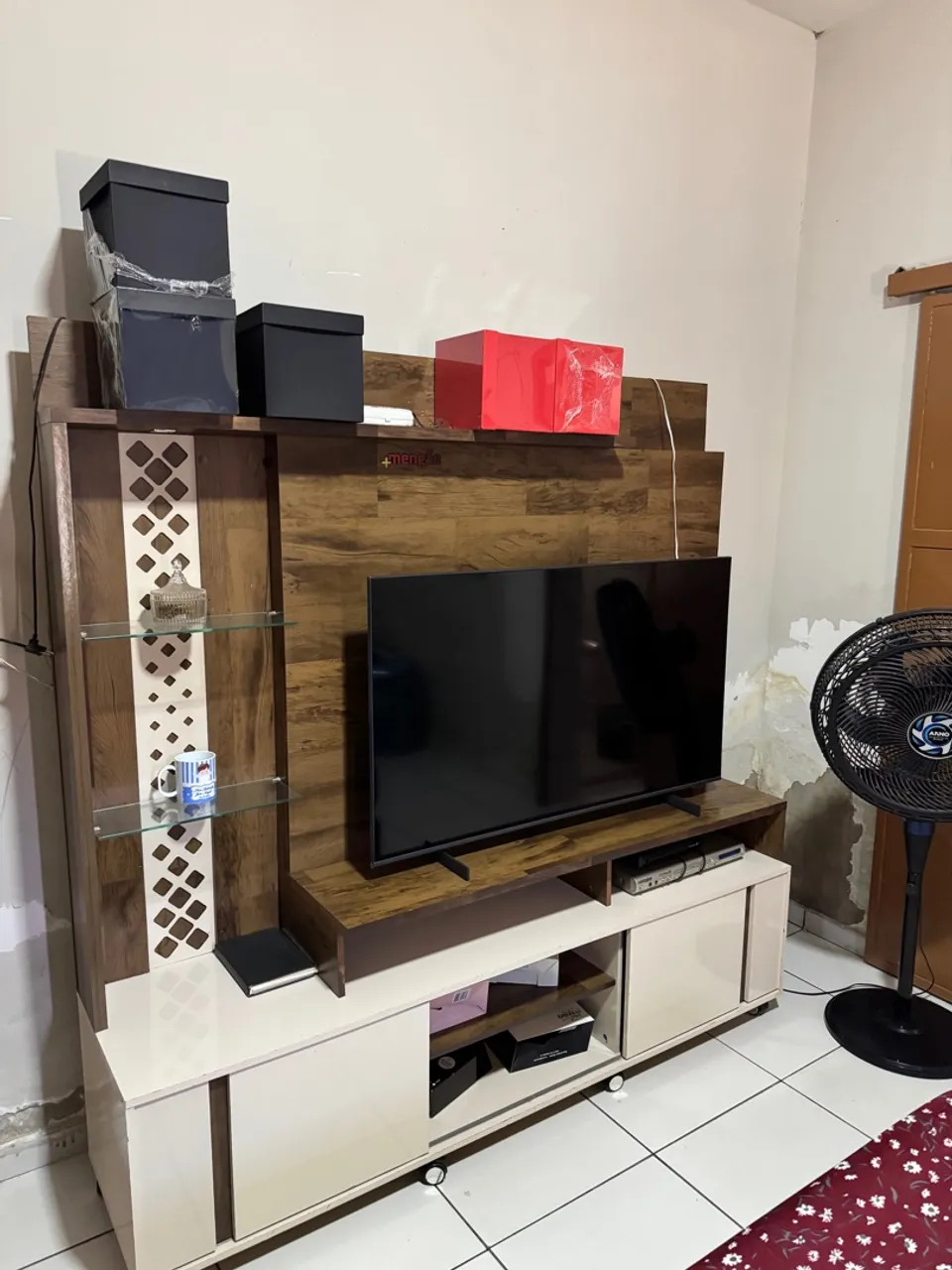 Painel para TV com rack e prateleiras