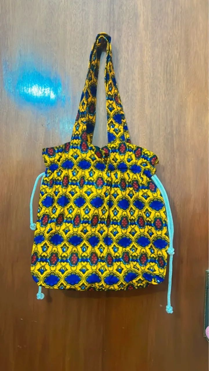 Bolsa sacola colorida de alça