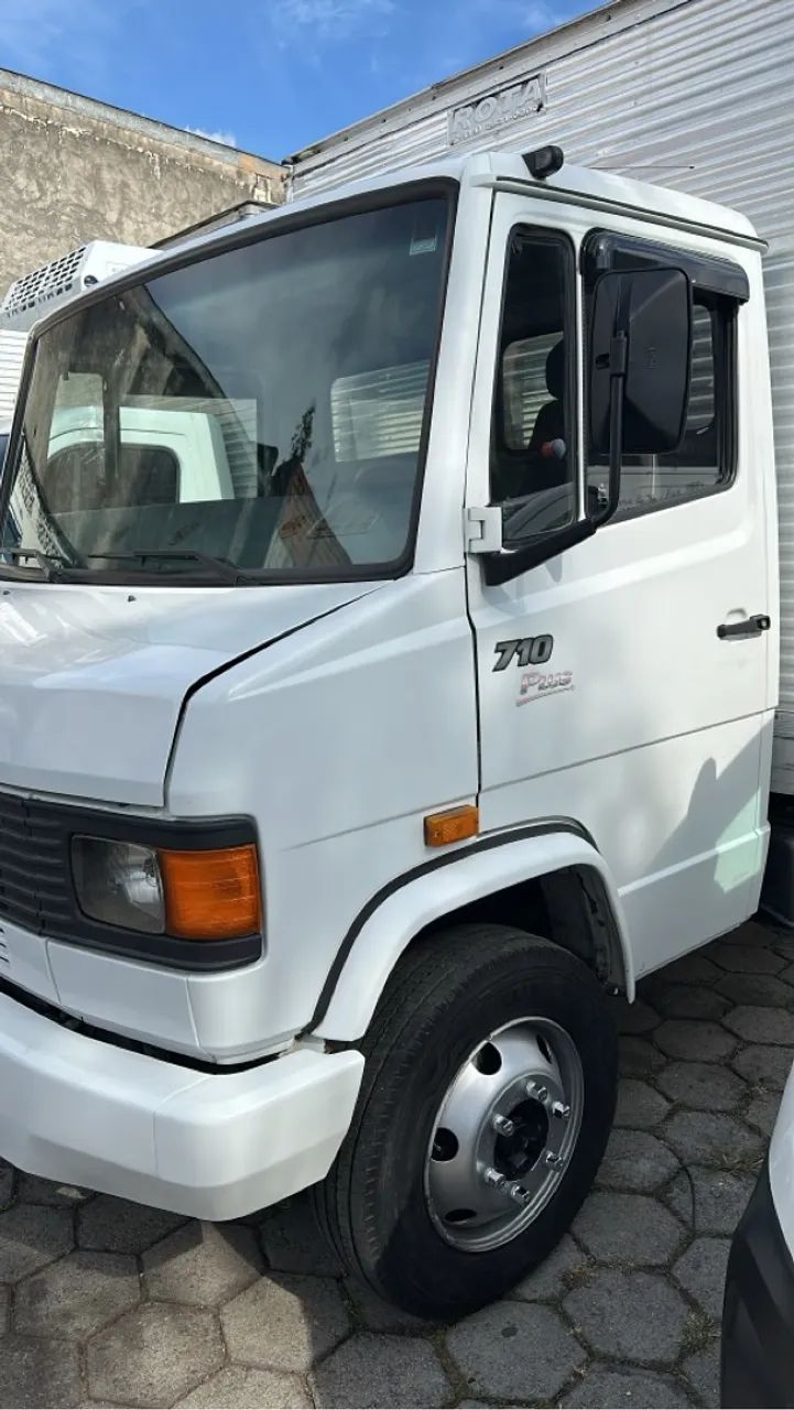 Caminhão Mercedes-Benz 710 Plus Baú em ótimo estado de conservação 