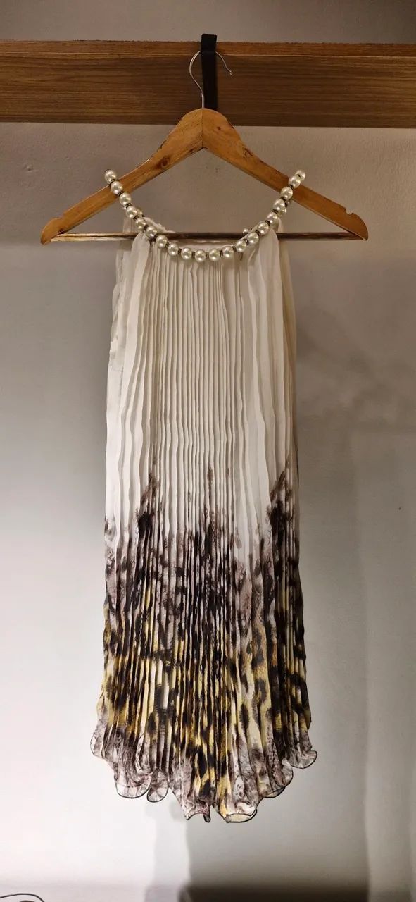 Vestido de festa com detalhe de pérolas