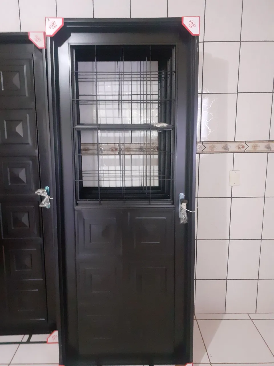 Porta de Aço Com Grade de Segurança