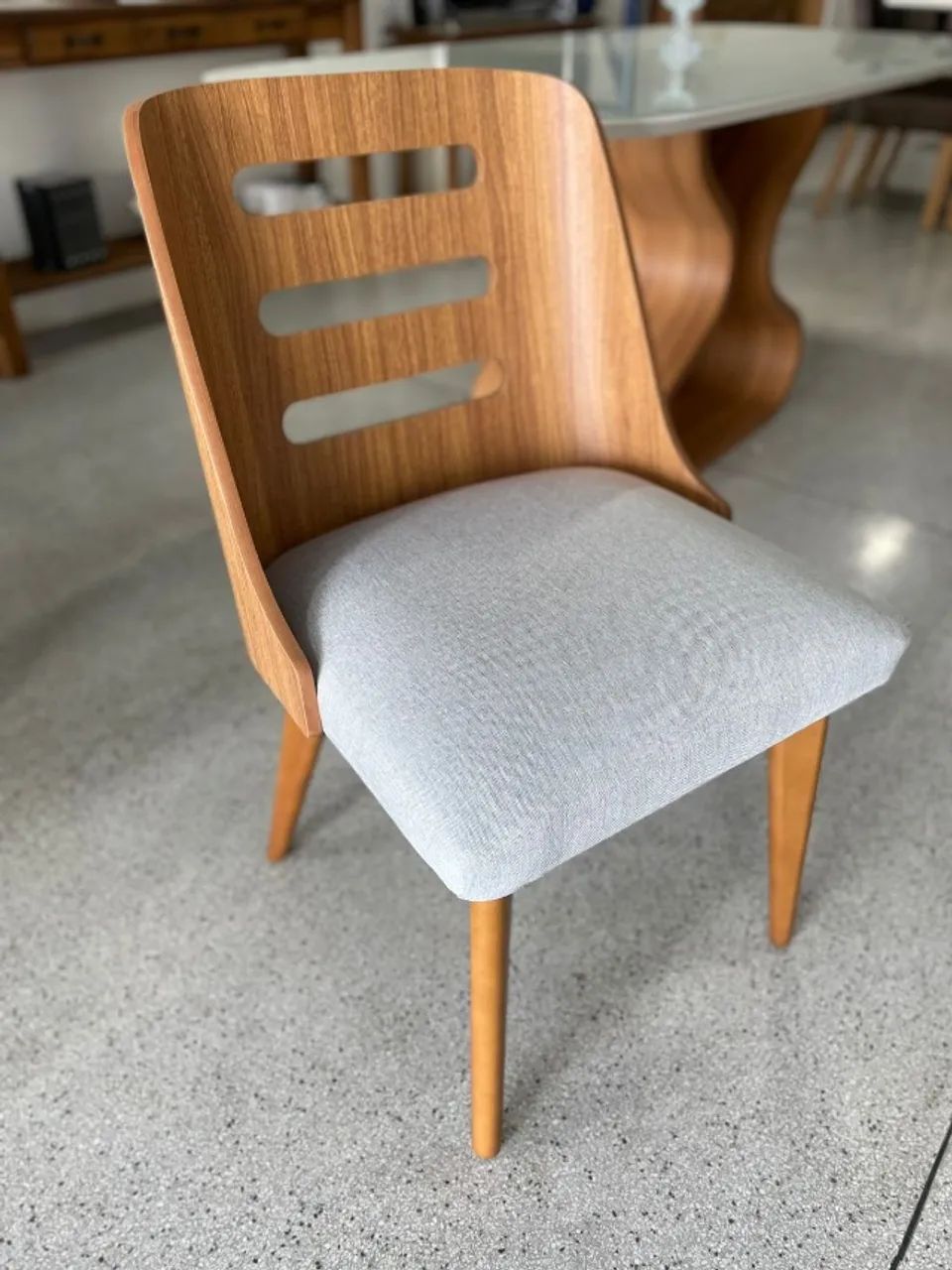 Cadeira Anita - Freijó Tecido 358 - Boucle Off