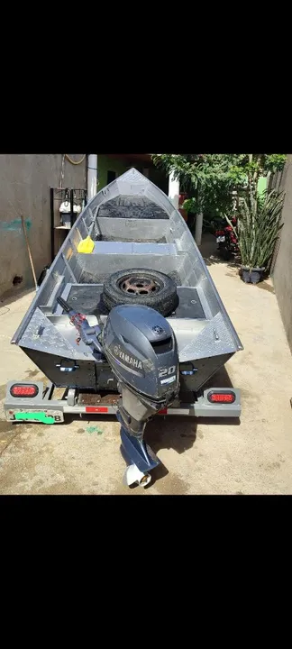 Lancha com motor Yamaha 20hp 4 tempos 
