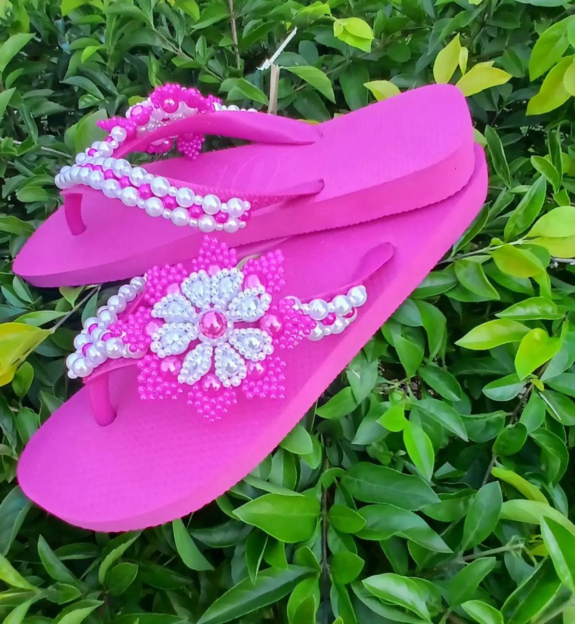 Chinelo feminino decorado com pérolas e flor