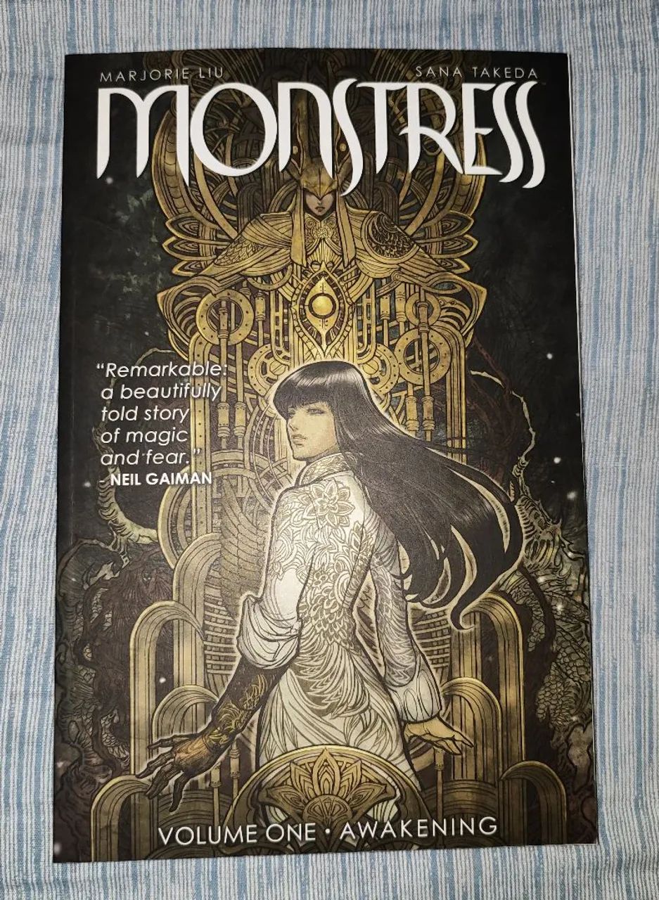 Monstress Volume One - Awakening - Em INGLÊS 