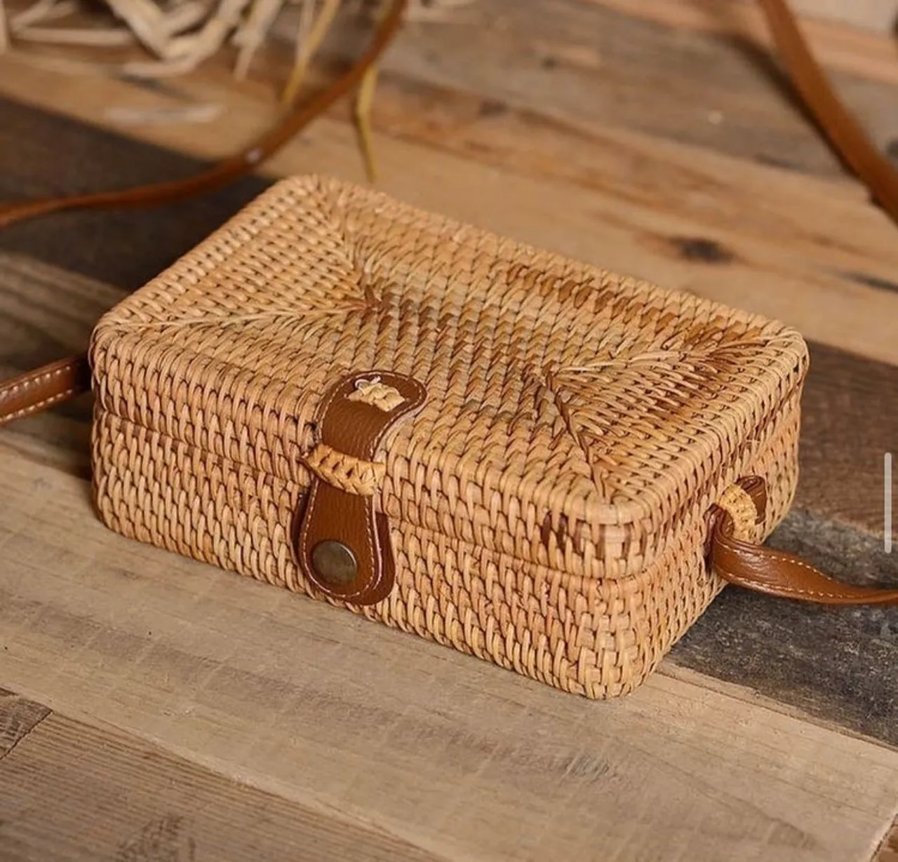 Bolsa de palha artesanal com detalhes em couro