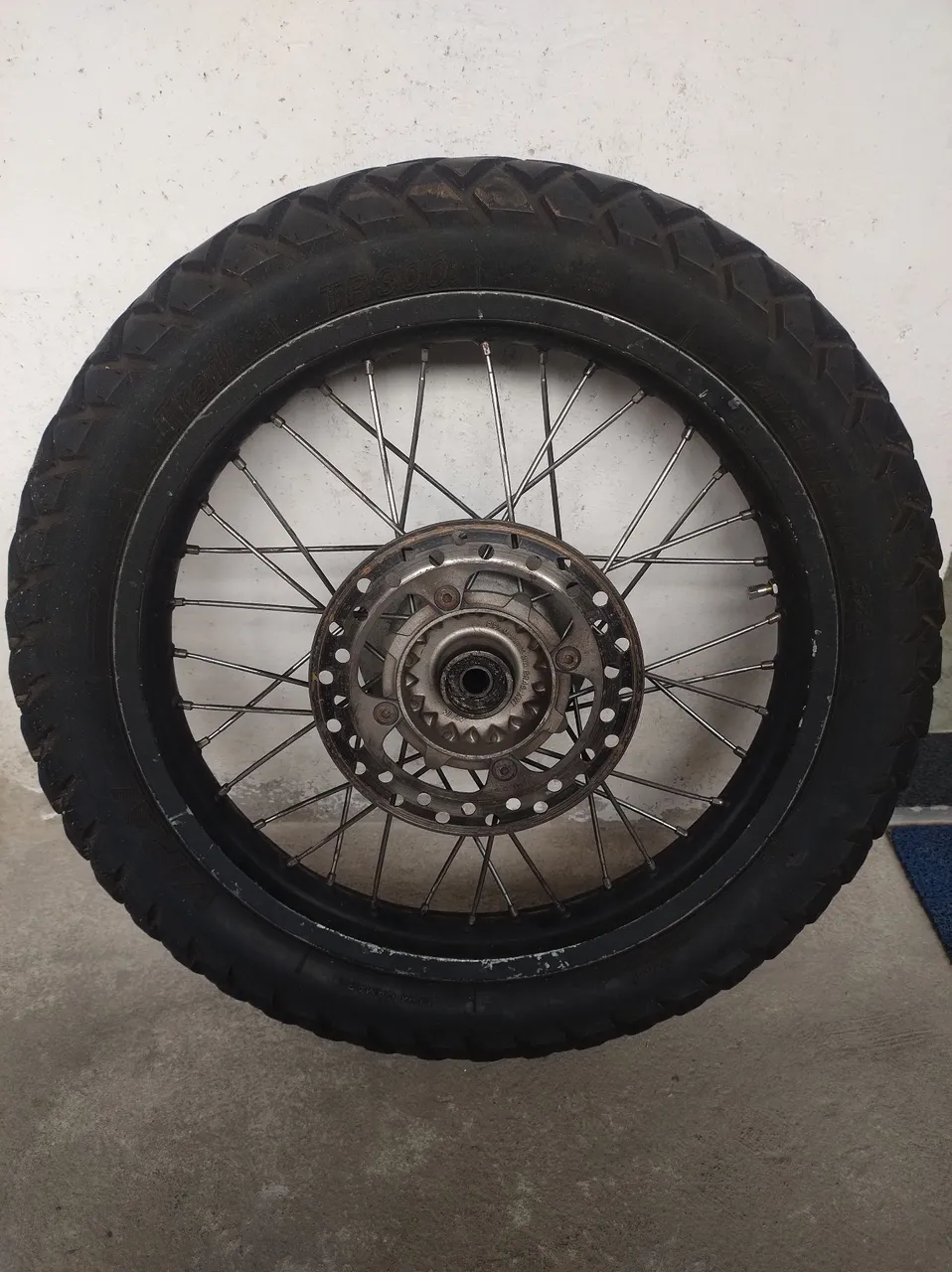 Vendo 1 Roda traseira da XRE 300 e 1 dianteira da Tornado 250