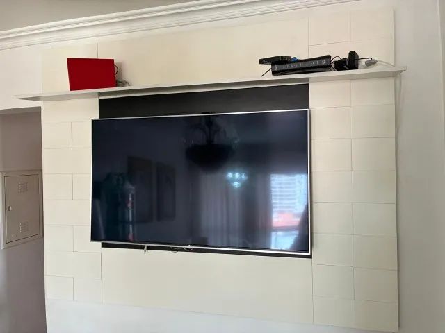 Desapego - Painel de madeira para TV em laca - Com passador de fios - ESTADO DE NOVO!!! - Foto 3