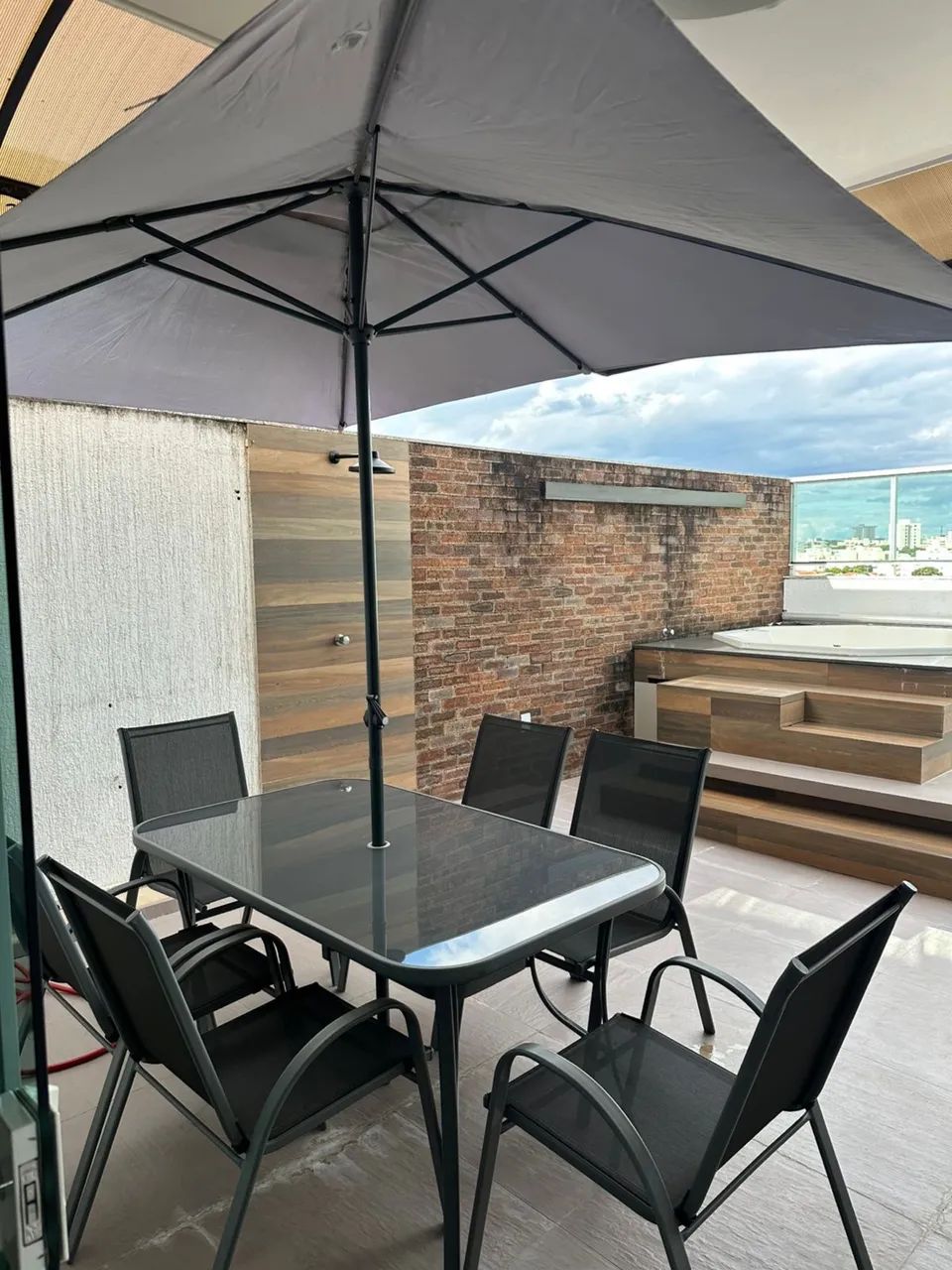 Conjunto de mesa e cadeiras com ombrelone - Foto 2