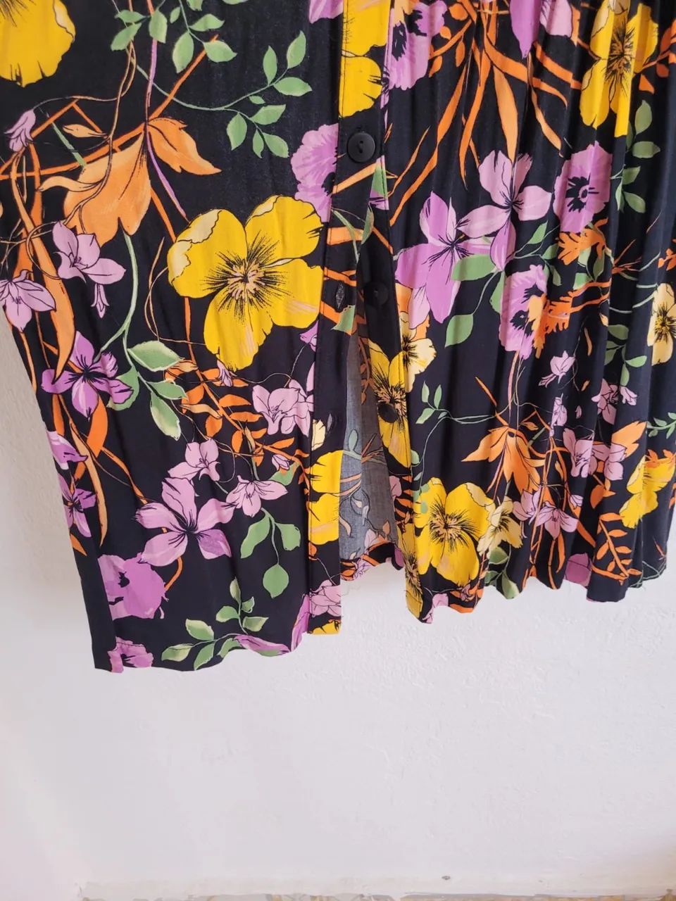 Vestido flores de verão preto plus size - Foto 3