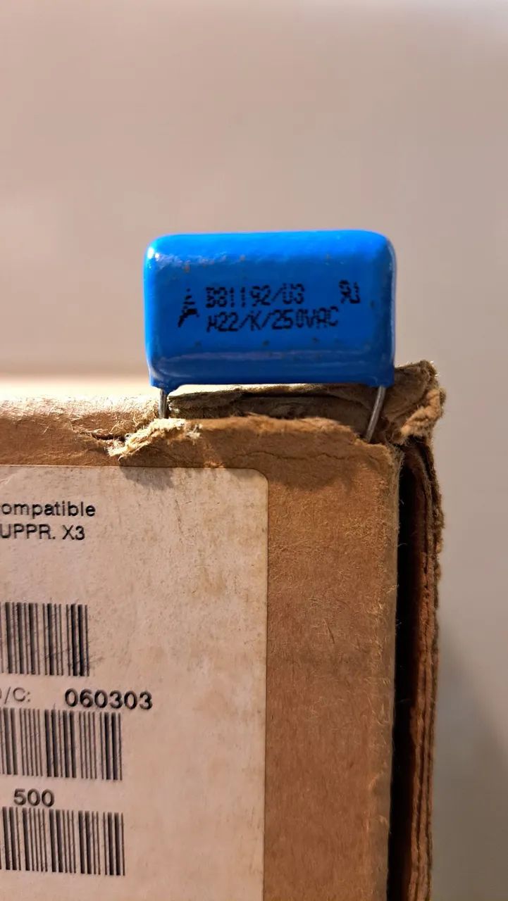 Capacitores e resitor de cimento. 