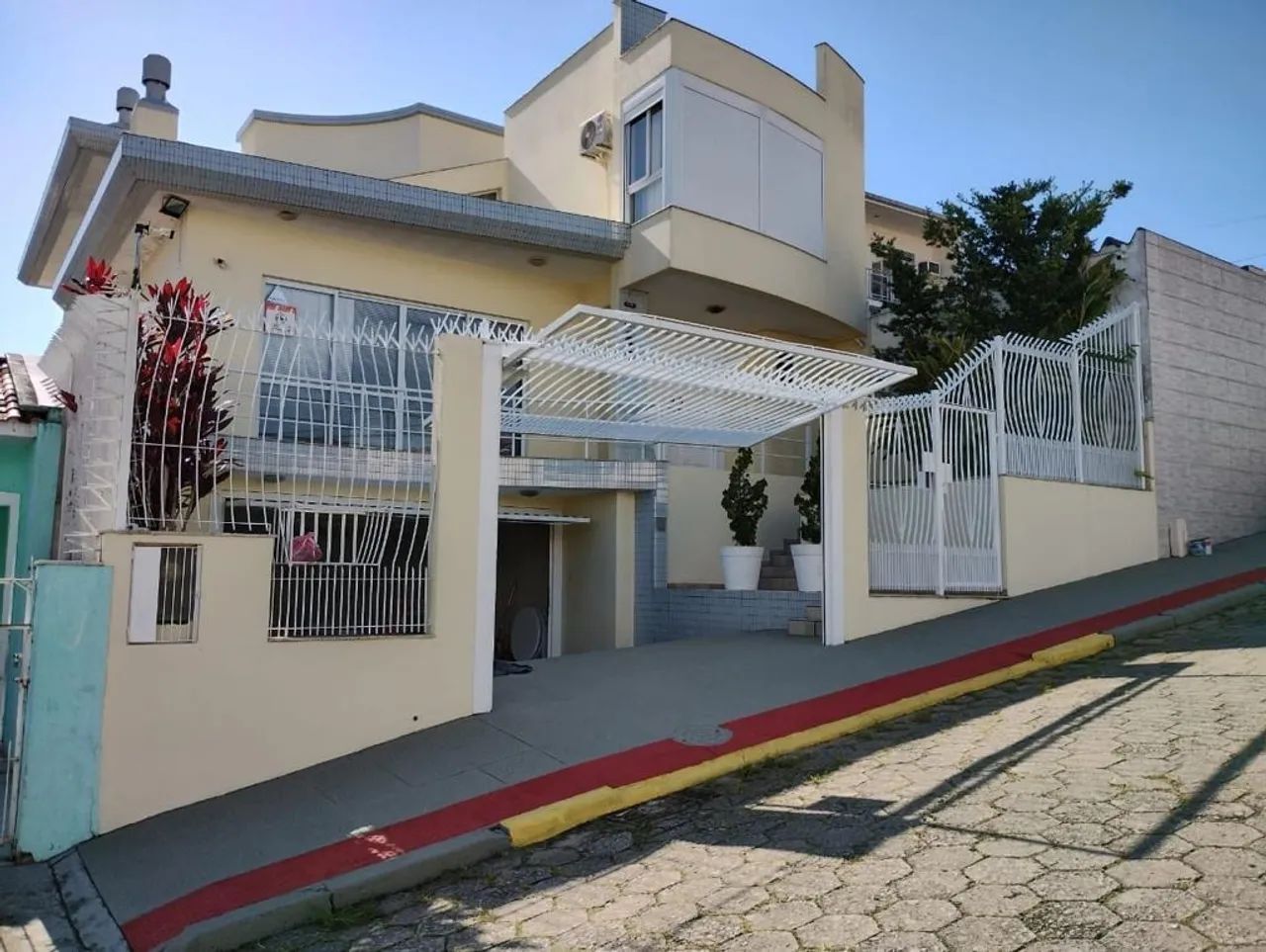 Casa com 03 Dorm. sendo 03 suíte - Capoeiras