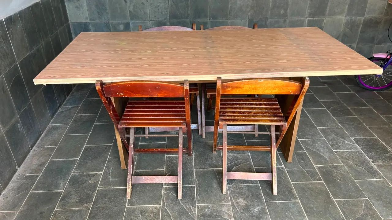 Vende-se mesa de MDF com 4 cadeiras de Madeira
