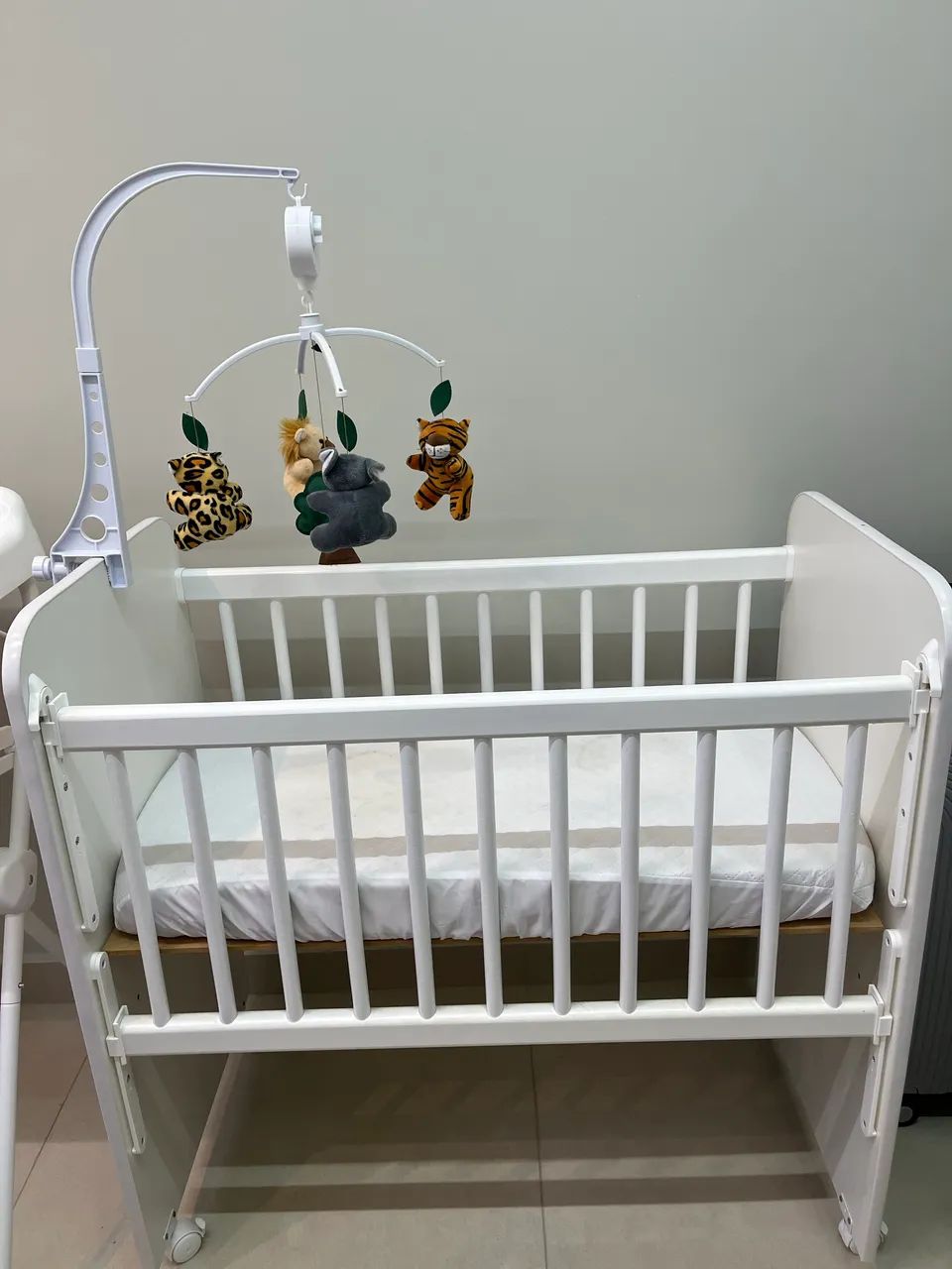 Mini Berço Grade Móvel Com Colchão e Regulagem de Altura
