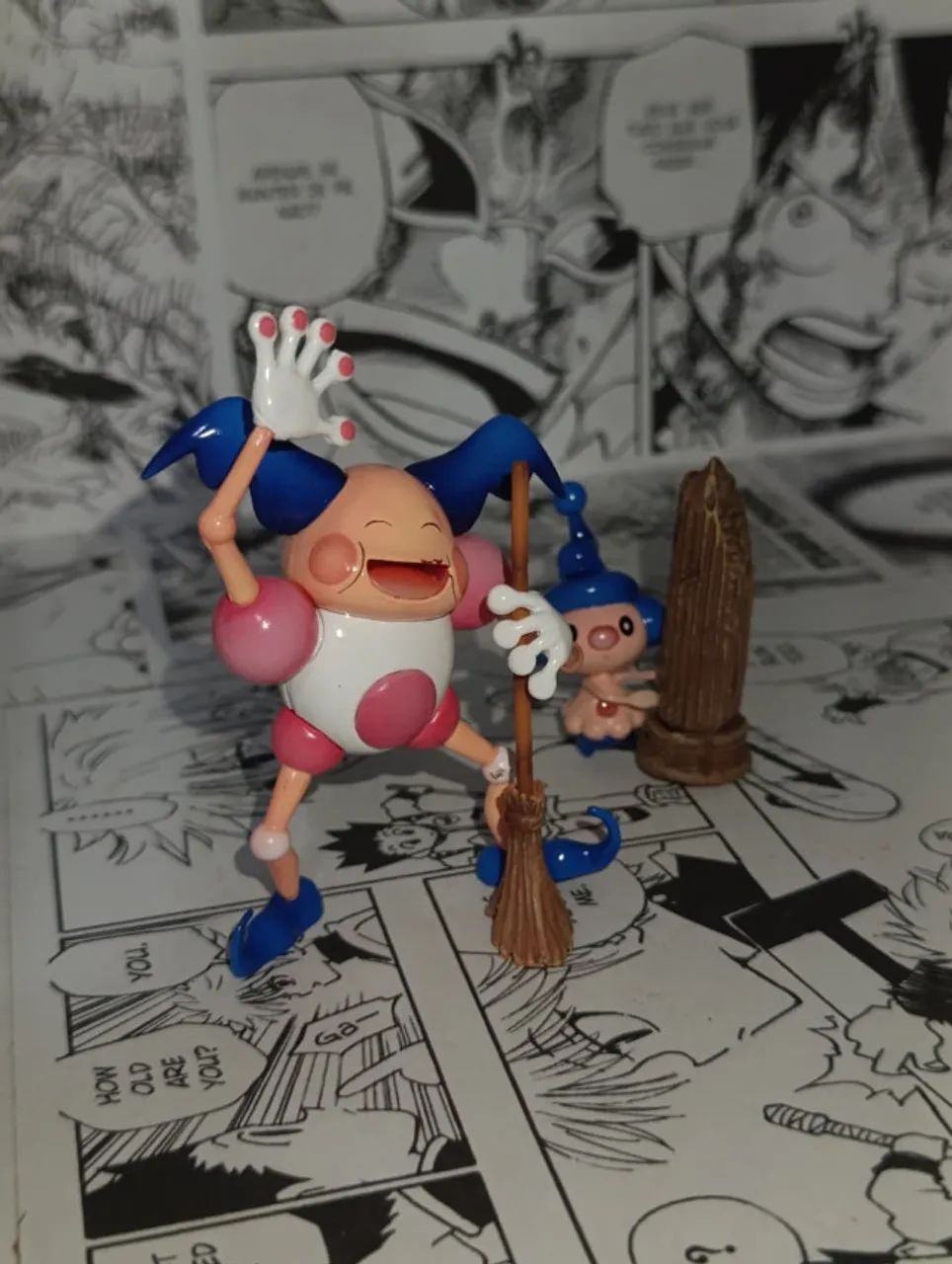 Set Action Figure Mr. Mime + Mime Jr. com Base de Ruínas - Pokémon