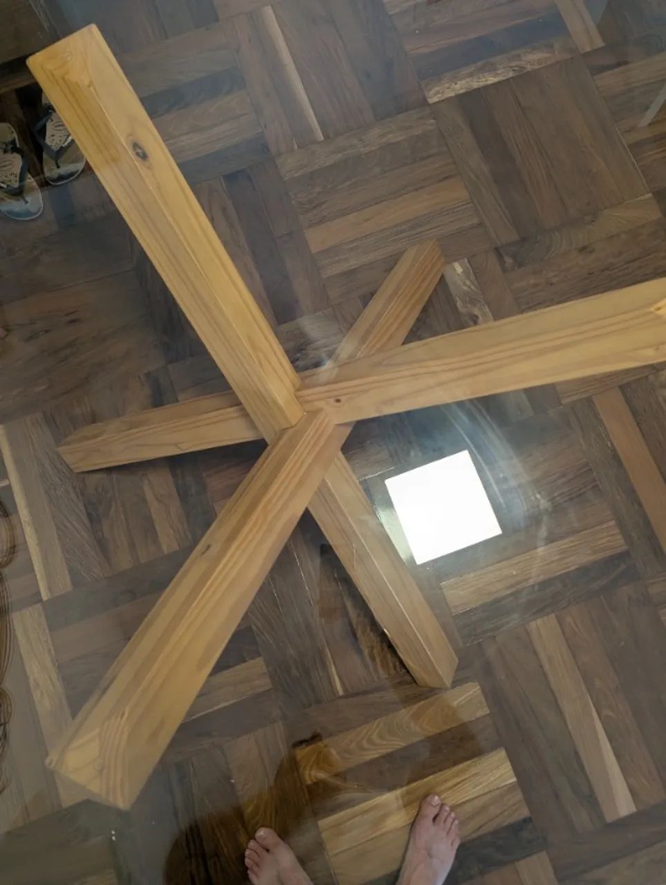 Mesa de jantar redonda com tampo de vidro e base de madeira maciça  - Foto 4