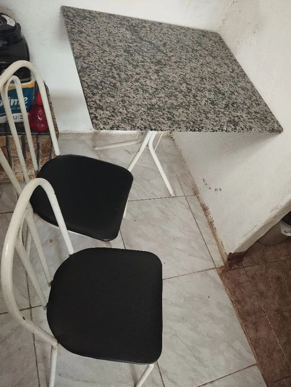 Vendo mesa de mármore quadrada com 4 cadeiras  - Foto 3
