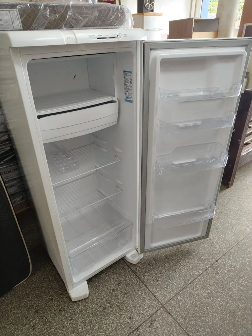 Geladeira Eletrolux bem novinha  - Foto 4