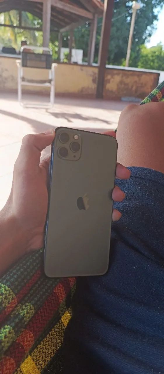 iPhone 11 pro Max 100 bateria celular excelente para uso dura 1 dia bateria face id ? - Foto 4