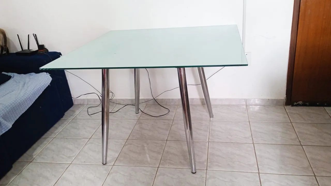 Mesa de vidro quadrada 
