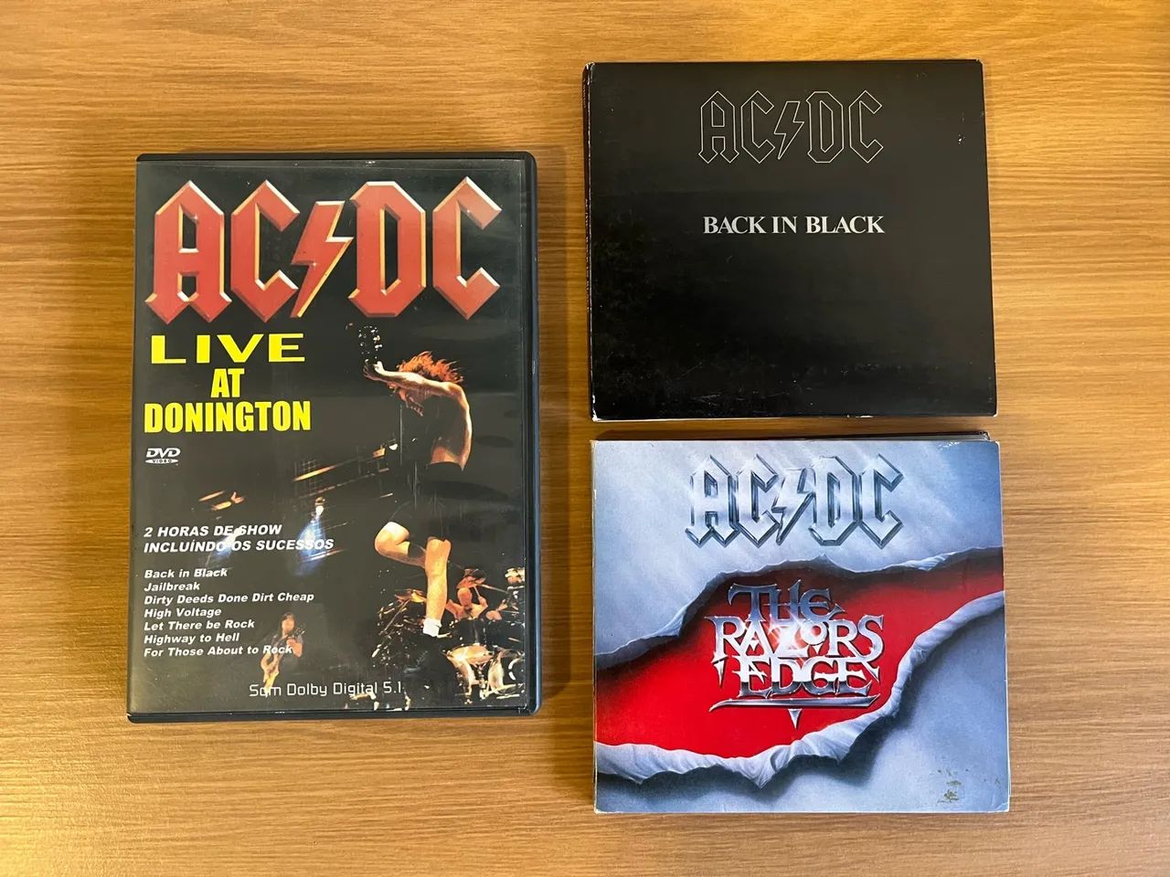 Coleção de CDs e DVD da banda AC DC