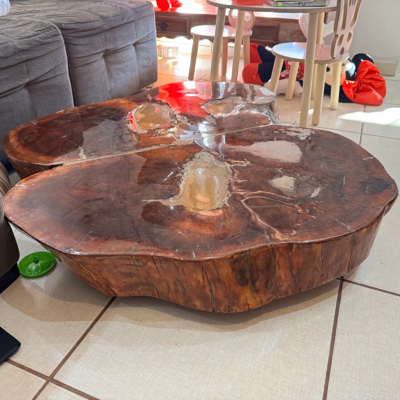 Mesa de centro bolacha bruta rústica com rodízio e detalhes em concreto  - Foto 2