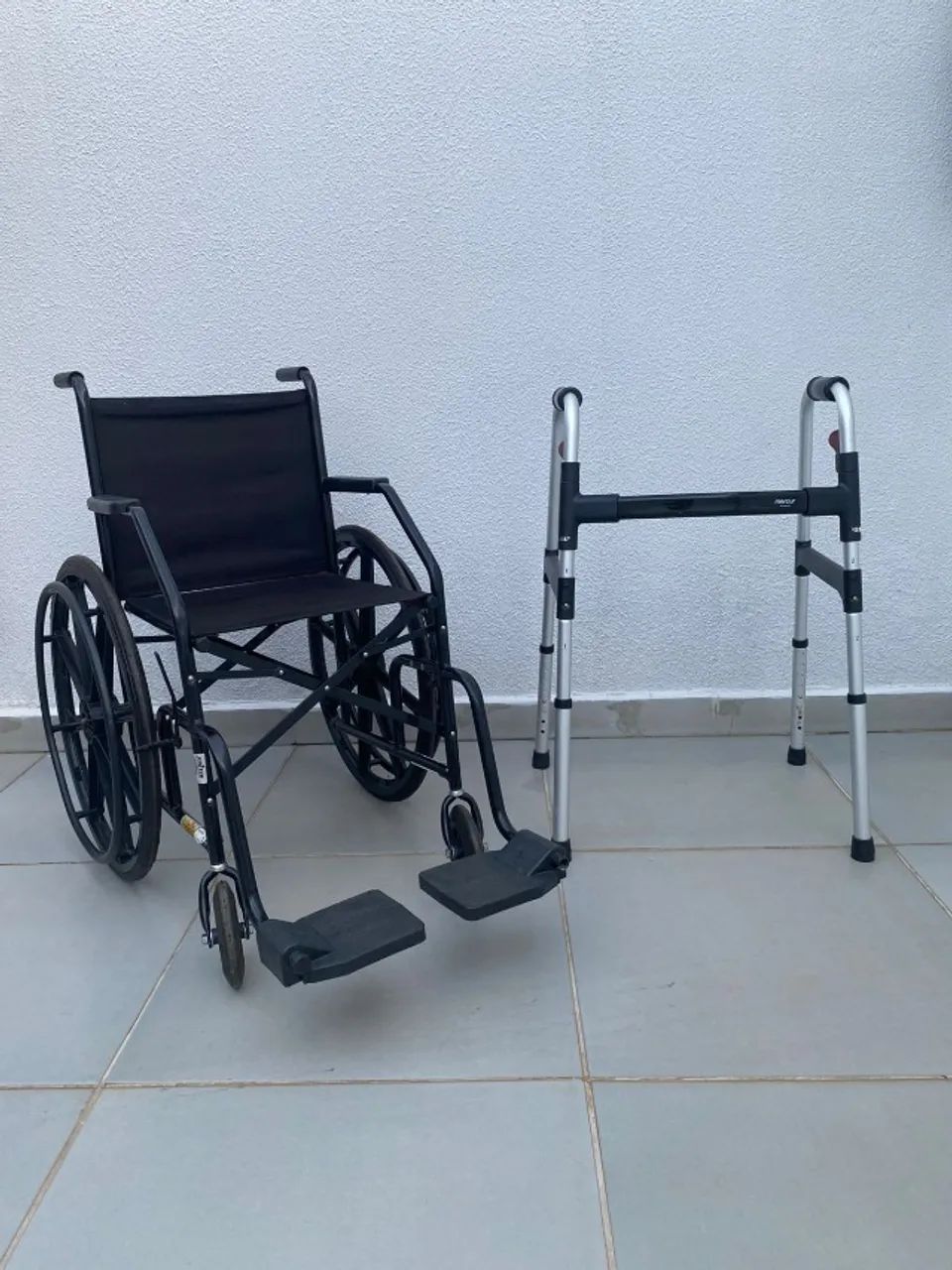 Cadeira de rodas e andador praticamente novos em excelente estado