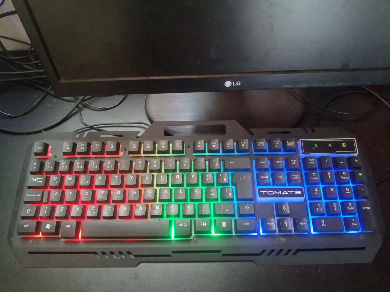Computador completo com led no mouse e no teclado, mesa cadeira monitor e computador e som - Foto 2
