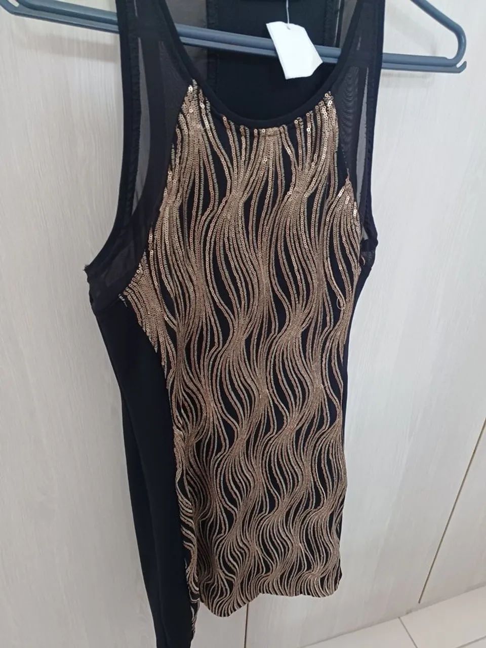 Vestido detalhes dourados