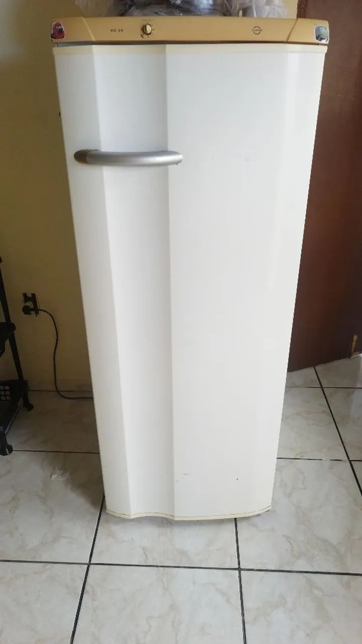 Vendo geladeira,mesa 4 cadeira,tv smart 32 polegadas.