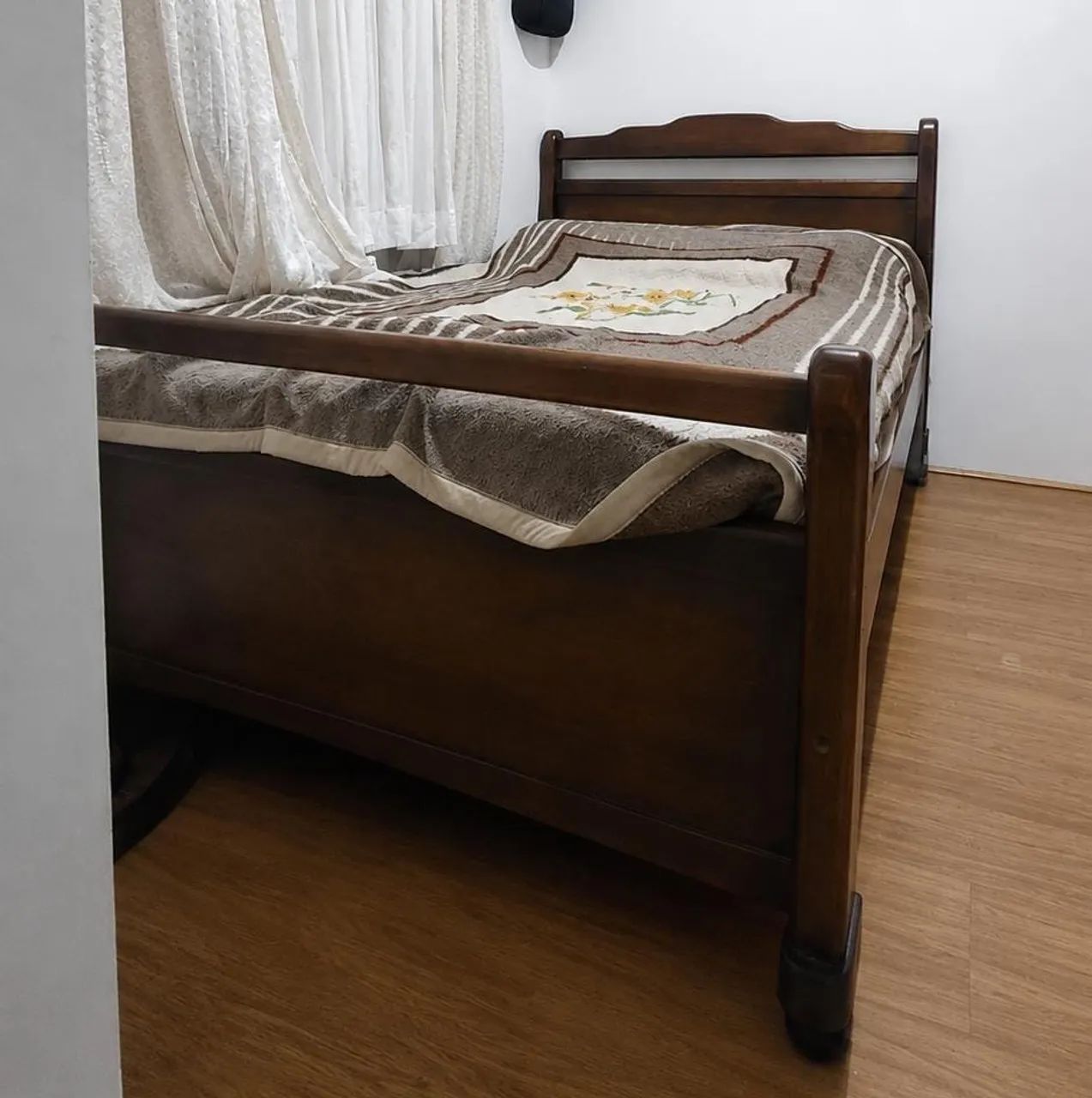 Oportunidade! Cama e rack de madeira maciça  - Foto 2