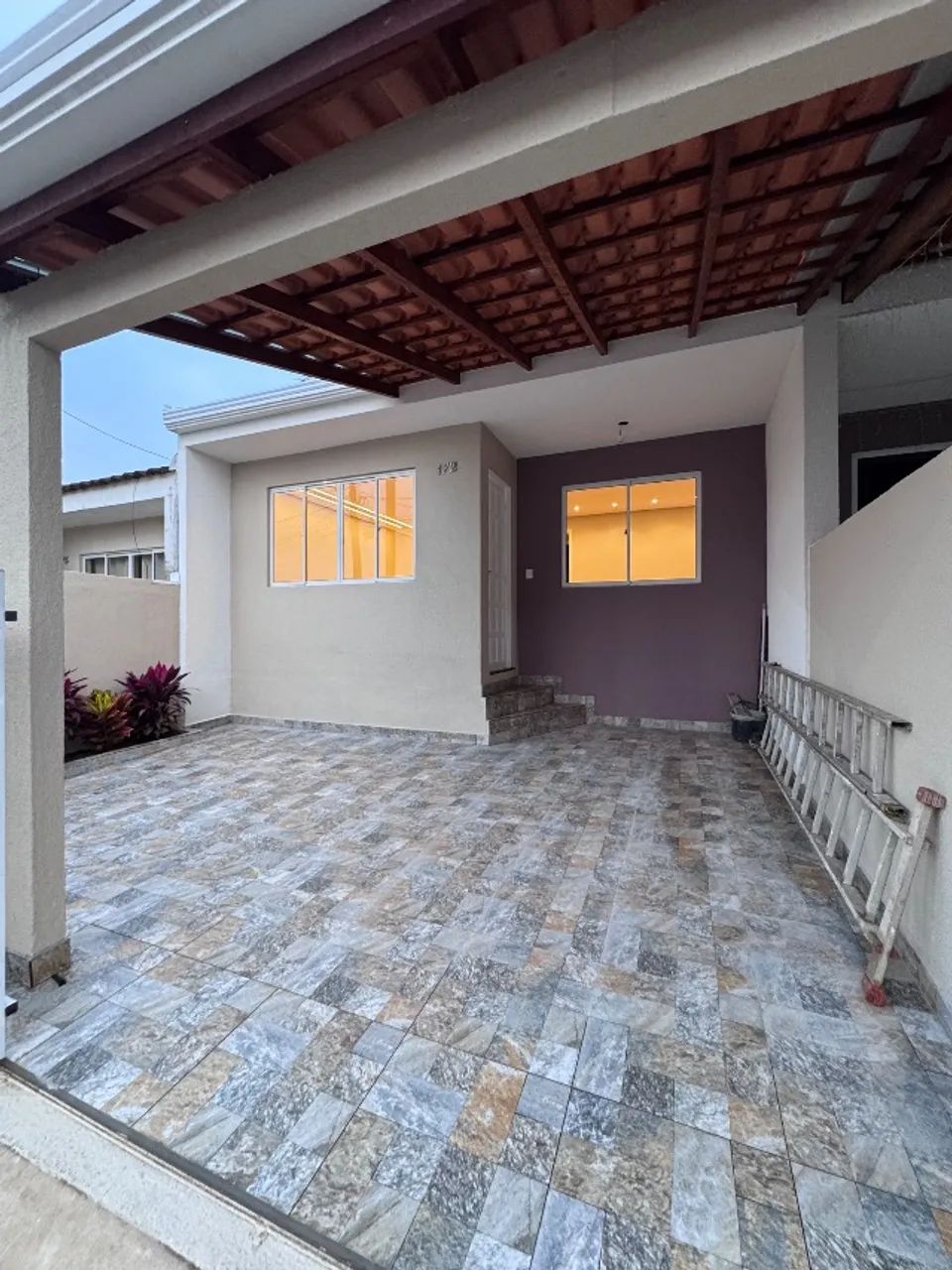 Casa em condomínio reformada 