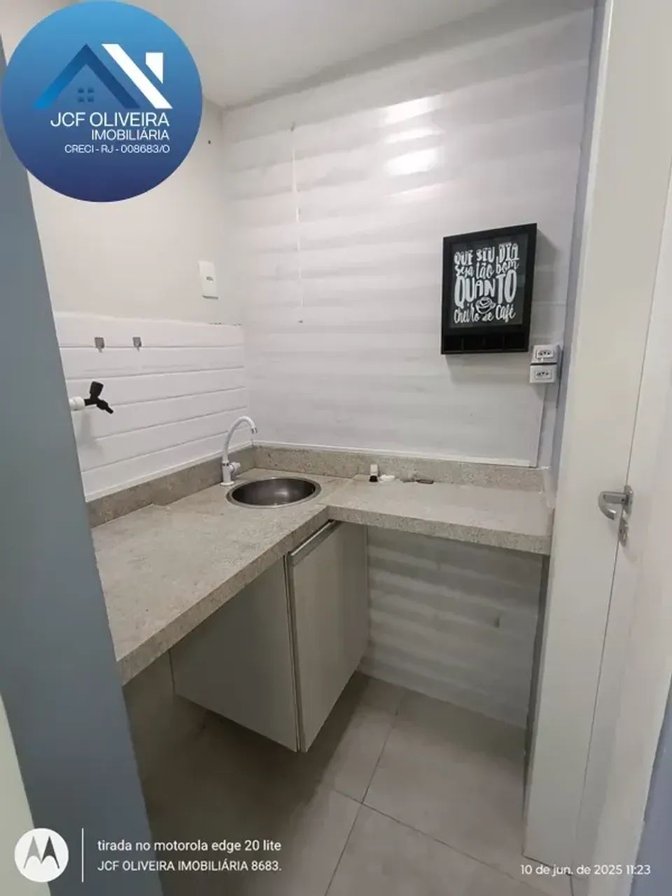 Sala Comercial Reformada no Centro de Macaé  Rua Prefeito Moreira Neto, 33