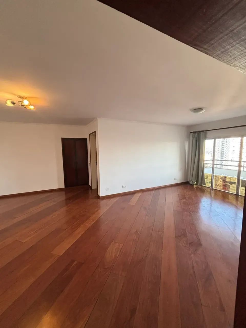 Amplo apartamento de 2 dms e 2 vagas - Foto 3