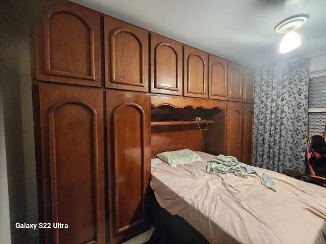 Guarda roupa em madeira maciça