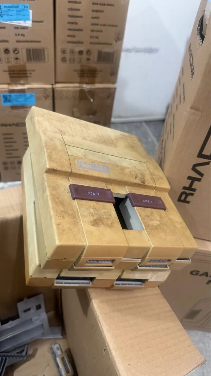 Caixa com carcaças e partes do super Nintendo  - Foto 2